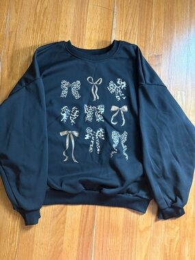 Black Crewneck Sweatshirt with Bow Graphic